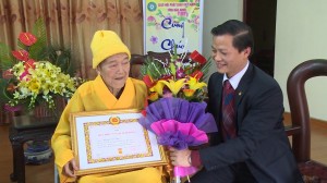 Bí thư Thành ủy trao Huy hiệu 55 năm tuổi Đảng cho Đảng viên Hoàng Văn Sam