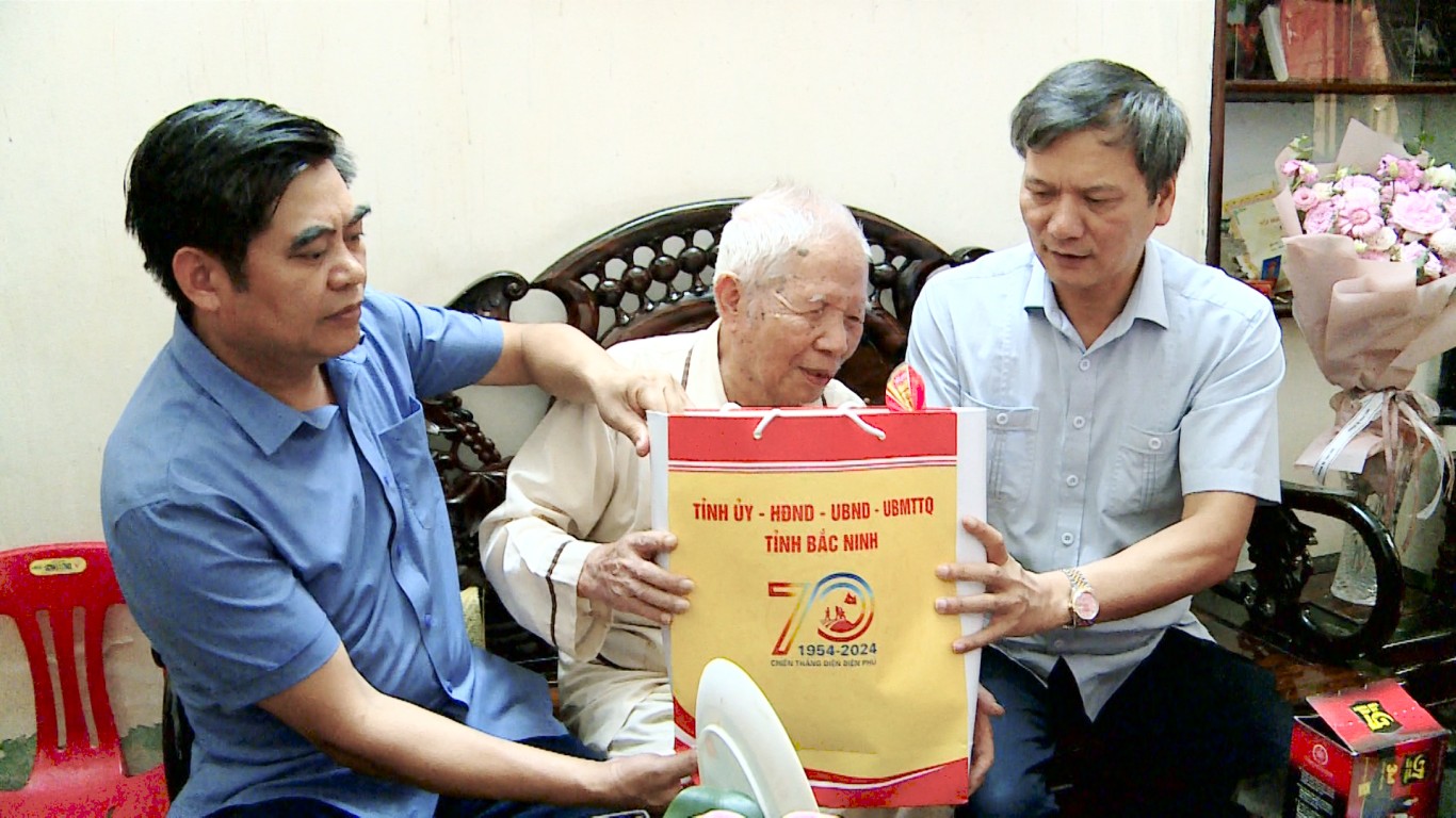 Bí thư Thành ủy Bắc Ninh thăm, tặng quà chiến sỹ Điện Biên