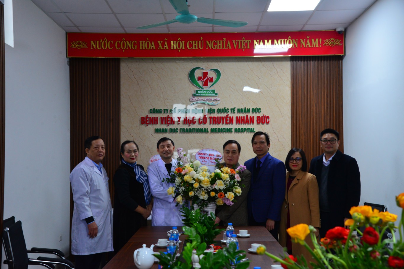 Đồng chí Nguyễn Đức Hiện – UVBTV, Trưởng Ban Tuyên giáo Thành uỷ thăm và chúc mừng một số cơ sở y tế nhân ngày 27/2