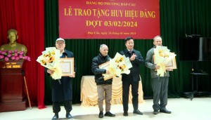Chủ tịch UBND thành phố Nguyễn Song Hà trao Huy hiệu Đảng cho đảng viên sinh hoạt tại Đảng bộ phường Đáp Cầu