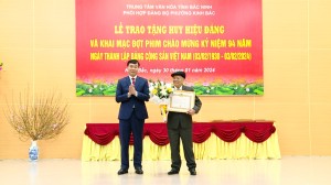 Phó Bí thư Thường trực Thành ủy trao Huy hiệu Đảng tại  Đảng bộ phường Kinh Bắc