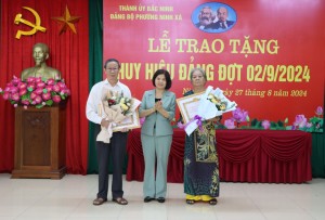 Phó Bí thư Thường trực Tỉnh ủy trao Huy hiệu Đảng tại phường Ninh Xá