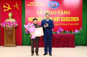 Bí thư Thành ủy trao Huy hiệu Đảng tại Đảng bộ phường Ninh Xá