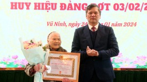 Bí thư Thành ủy Tạ Đăng Đoan trao Huy hiệu Đảng tại Đảng bộ phường Vũ Ninh