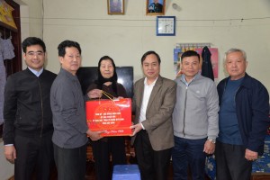 Trưởng ban Tuyên giáo Thành uỷ thăm, tặng quà Tết Nguyên đán Giáp Thìn tại các phường Hạp Lĩnh, Khắc Niệm 