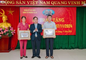 Trưởng Ban Tuyên giáo Thành uỷ trao Huy hiệu Đảng tại phường Vệ An