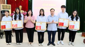 Bế giảng lớp bồi dưỡng nhận thức về Đảng khoá VI năm 2024 cho 50 học sinh trường THPT Hàn Thuyên