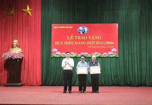 Phó Bí thư Thường trực Thành ủy trao Huy hiệu Đảng tại Đảng bộ phường Khắc Niệm