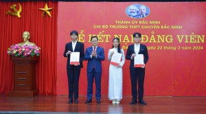 Bí thư Tỉnh ủy dự Lễ kết nạp Đảng cho 03 học sinh Trường THPT Chuyên Bắc Ninh
