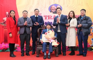Phó Chủ tịch thường trực UBND tỉnh Vương Quốc Tuấn trao Huy hiệu Đảng tại phường Nam Sơn