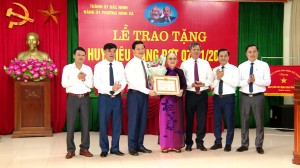 Phó Chủ tịch Thường trực UBND tỉnh Vương Quốc Tuấn trao Huy hiệu Đảng tại Đảng bộ phường Ninh Xá