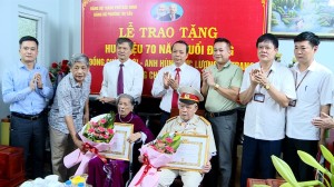 Phó Bí thư Thường trực Tỉnh ủy Nguyễn Quốc Chung trao Huy hiệu Đảng tại phường Thị Cầu