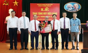 Bí thư Tỉnh ủy Nguyễn Anh Tuấn trao Huy hiệu Đảng tại phường Tiền An