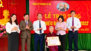 Chủ tịch UBND tỉnh Nguyễn Hương Giang trao Huy hiệu Đảng đợt 19 - 5 tại Đảng bộ phường Vệ An 