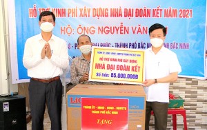 Chủ tịch UBND thành phố trao kinh phí hỗ trợ xây dựng nhà Đại đoàn kết cho hộ nghèo phường Đại Phúc