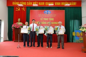 Phó Bí thư Thường trực Thành ủy Nguyễn Hoàng Long trao Huy hiệu Đảng tại phường Võ Cường