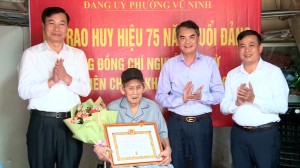 Lãnh đạo tỉnh, thành phố trao Huy hiệu Đảng tại phường Vũ Ninh