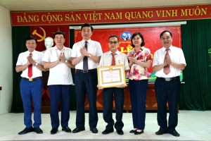 Phó Chủ tịch Thường trực HĐND tỉnh trao Huy hiệu Đảng  tại Đảng bộ phường Hạp Lĩnh