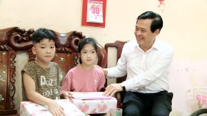 Chủ tịch UBND thành phố thăm, tặng quà trẻ em có hoàn cảnh khó khăn nhân dịp Ngày Quốc tế Thiếu nhi 1/6