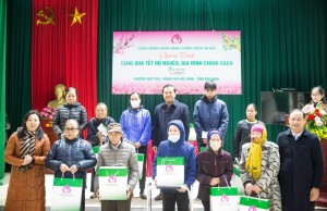 Thành phố phối hợp với Ngân hàng CSXH tỉnh Bắc Ninh tặng quà Tết cho 25 hộ nghèo phường Đáp Cầu 