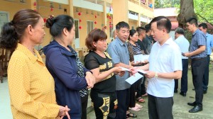 Chủ tịch UBND thành phố Nguyễn Song Hà thăm, động viên các gia đình bị ảnh hưởng do sự cố sạt lở bờ sông đê Hữu Cầu, phường Vạn An
