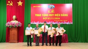 Phó Chủ tịch HĐND thành phố trao Huy hiệu Đảng tại phường Thị Cầu