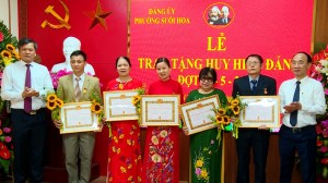 Chủ tịch UBND tỉnh trao Huy hiệu Đảng đợt 19 – 5 tại Đảng bộ phường Suối Hoa 