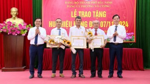 Chủ tịch UBND thành phố Nguyễn Mạnh Hiếu dự và trao Huy hiệu Đảng tại Đảng bộ phường Tiền An và Đảng bộ phường Võ Cường