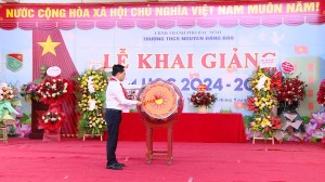 Bí thư Tỉnh ủy Nguyễn Anh Tuấn dự khai giảng năm học mới tại  trường THCS Nguyễn Đăng Đạo