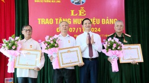 Chủ tịch UBND tỉnh Vương Quốc Tuấn trao Huy hiệu Đảng tại phường Suối Hoa và phường Hoà Long