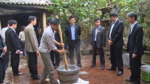Bí thư Thành ủy thăm, động viên các cơ sở sản xuất bánh truyền thống tại phường Thị Cầu, Đáp Cầu