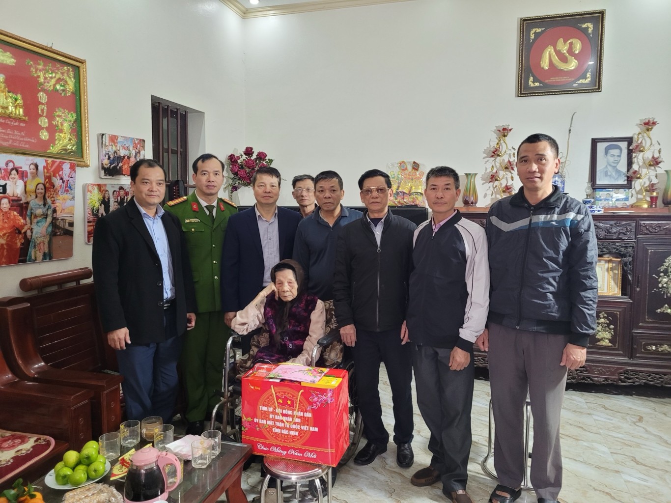 Trưởng ban Dân vận Thành uỷ thăm, tặng quà Tết Nguyên đán Giáp Thìn tại các phường Phong Khê, Võ Cường 